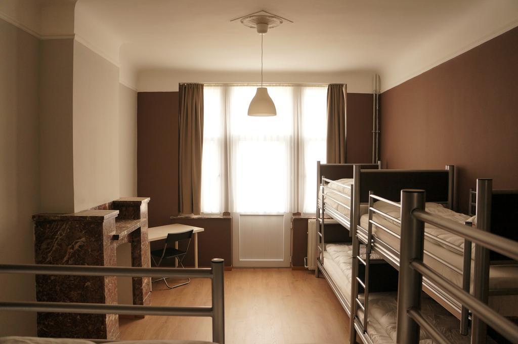 Es Hostel Saint-Gilles エクステリア 写真