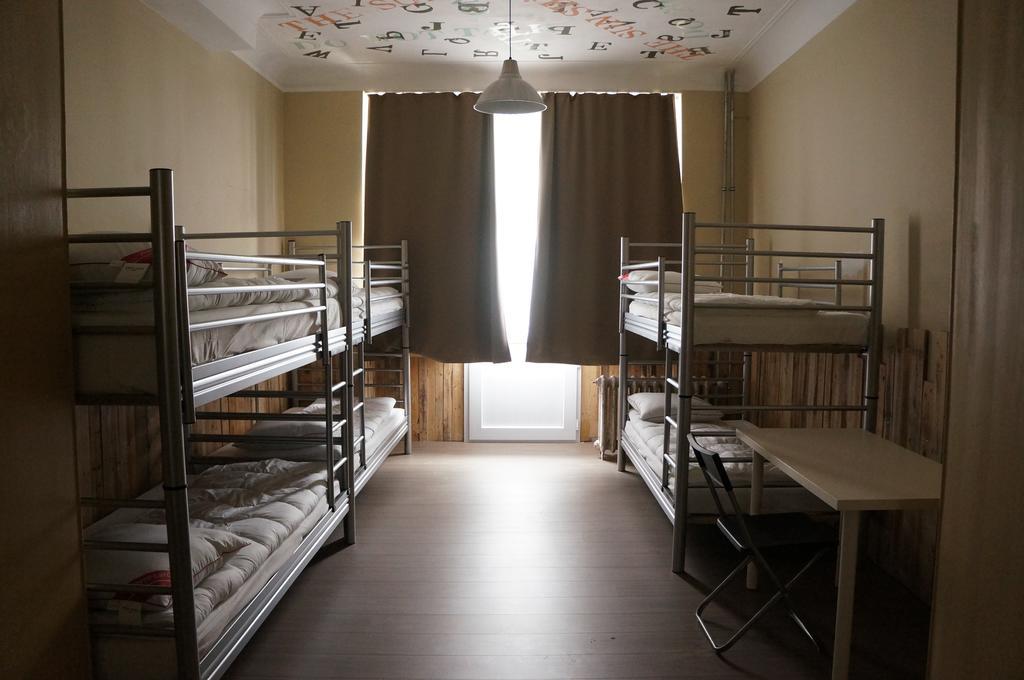 Es Hostel Saint-Gilles エクステリア 写真
