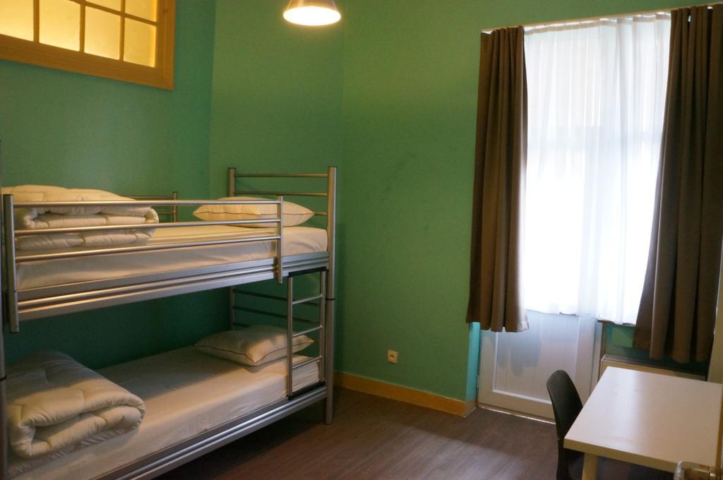 Es Hostel Saint-Gilles エクステリア 写真