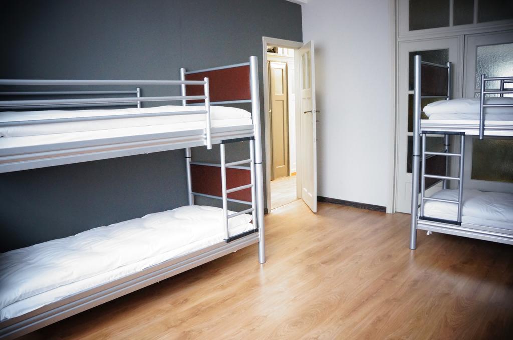 Es Hostel Saint-Gilles エクステリア 写真