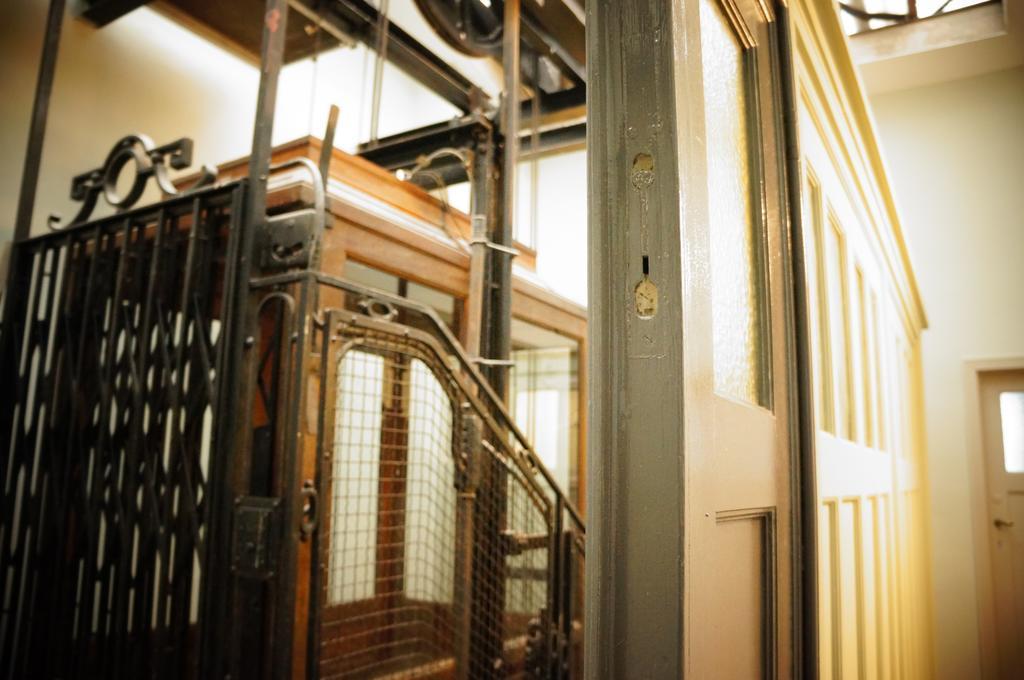 Es Hostel Saint-Gilles エクステリア 写真