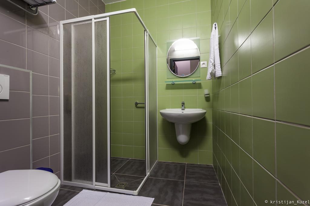 Es Hostel Saint-Gilles エクステリア 写真