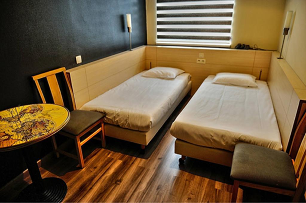 Es Hostel Saint-Gilles エクステリア 写真